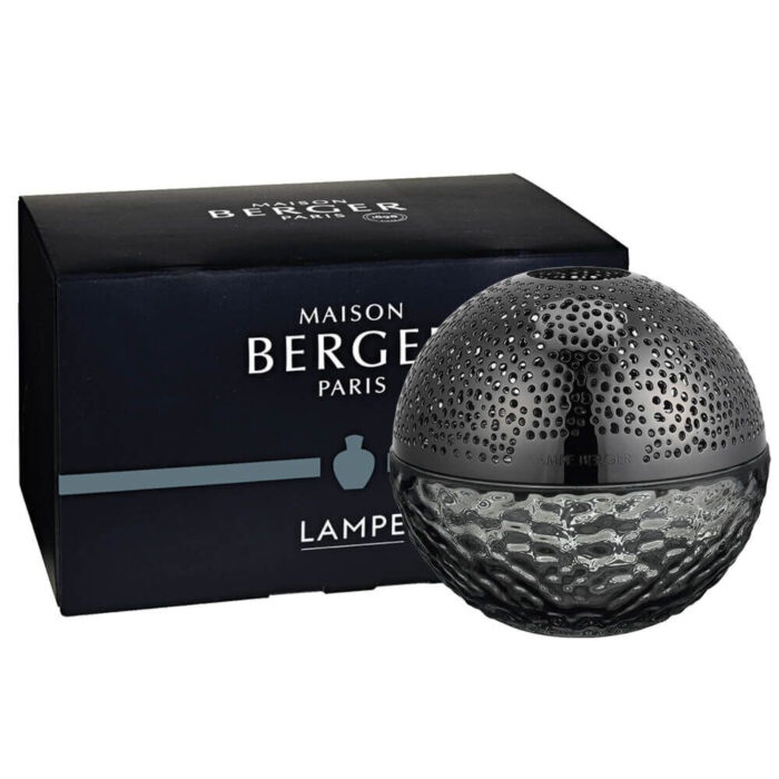 Schwarze runde Duftlampe vor ihrer Maison Berger Paris Verpackung