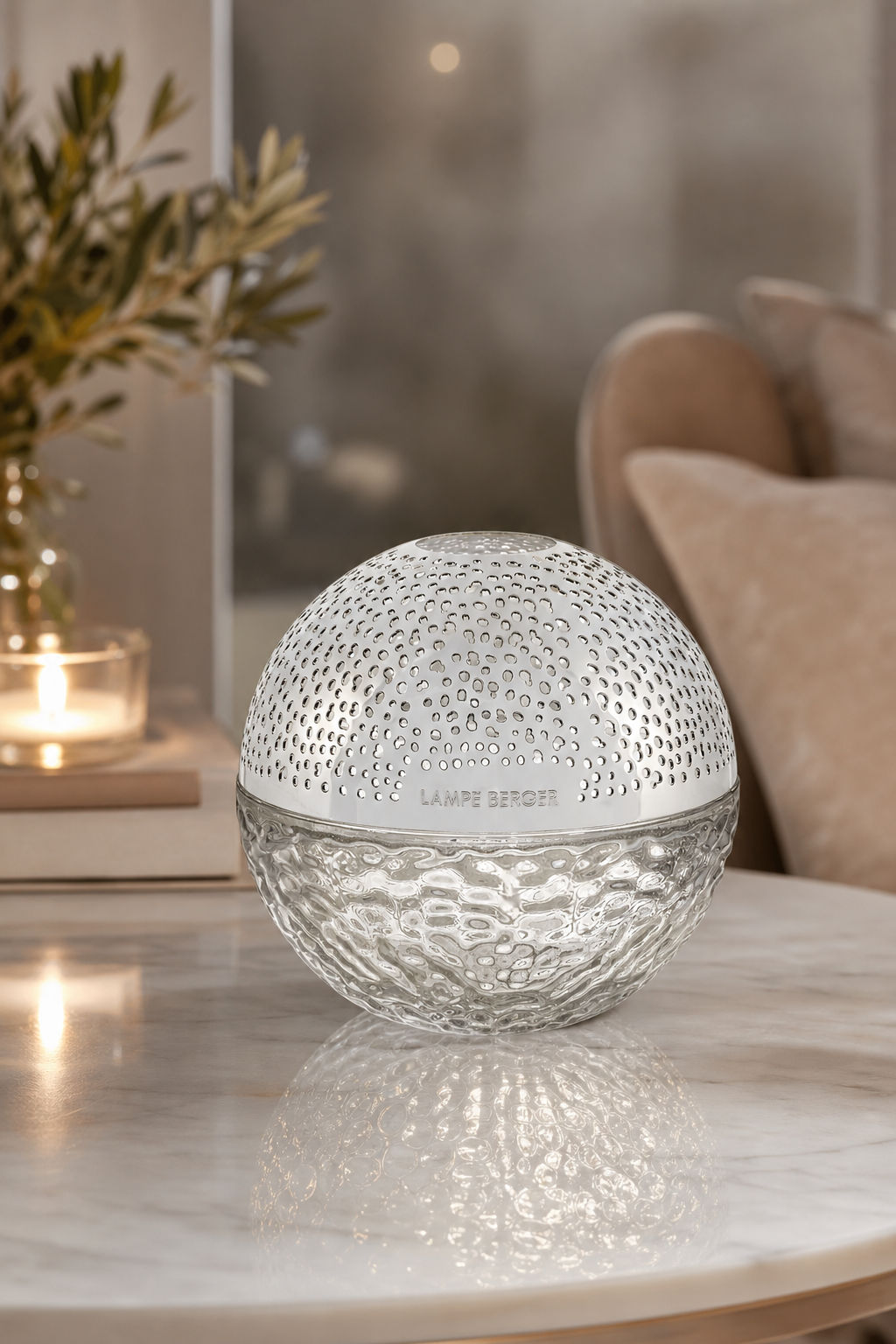 Kugelförmige Lampe Berger steht auf einem Tisch im Wohnraum