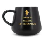 Schwarzer Kerzenbecher von hinten mit goldenem Löwenmotiv und Schriftzug