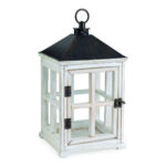 Weiße Holzlaterne mit schwarzem Dach und Ringgriff, geschlossene Tür