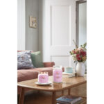 Yankee Candle Hand Tied Blooms Kerze neben einer weiteren Kerze auf Tisch