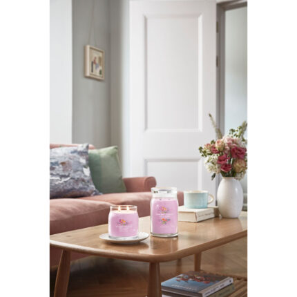 Yankee Candle Hand Tied Blooms Kerze neben einer weiteren Kerze auf Tisch