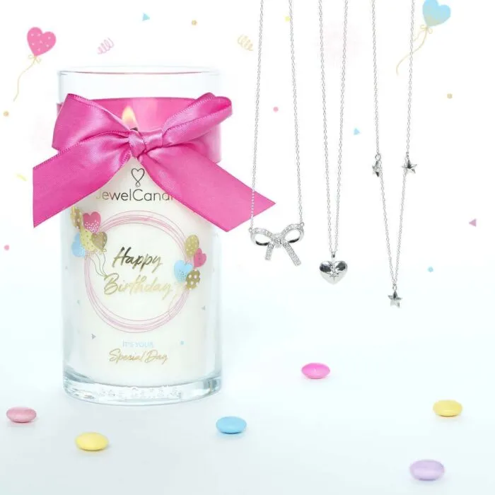 Mehrere Schmuckarmbänder neben einer rosa Geschenkbox und pinker Schleife