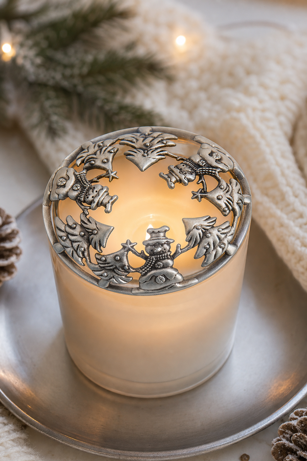 Happy Snowmans Candle-Lid in einer stimmungsvollen Anwendungsszene