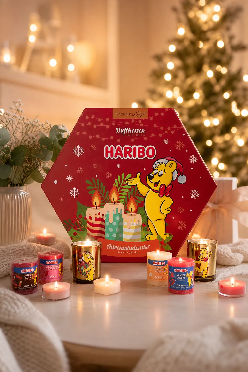 Haribo Adventskalender in Weihnachtsszene Haribo Adventskalender mit Duftkerzen und Teelichtern vor beleuchtetem Weihnachtsbaum