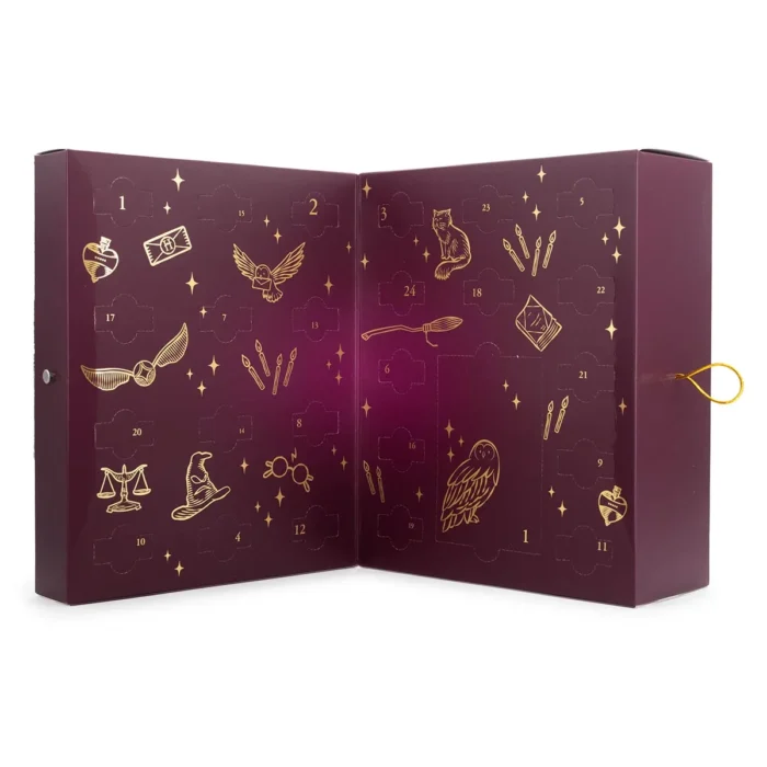 Geöffneter Adventskalender mit nummerierten Türchen und goldenen Zauberwelt-Motiven