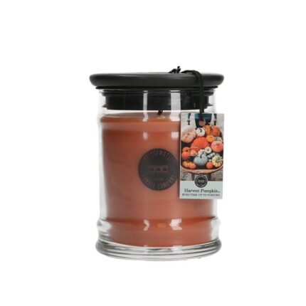 Orangefarbene Harvest Pumpkin Kerze im Glas mit schwarzem Deckel und Kürbisetikett