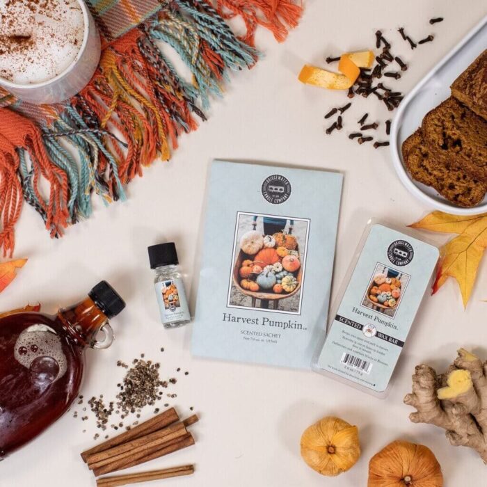 Harvest Pumpkin Duftsachet mit Wachsriegel und Duftfläschchen auf herbstlich dekoriertem Tisch