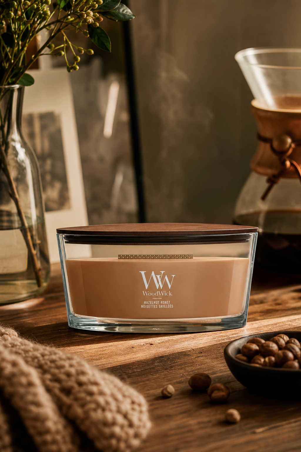 WoodWick Hazelnut Roast Kerze mit Schale und einzelnen Haselnüssen
