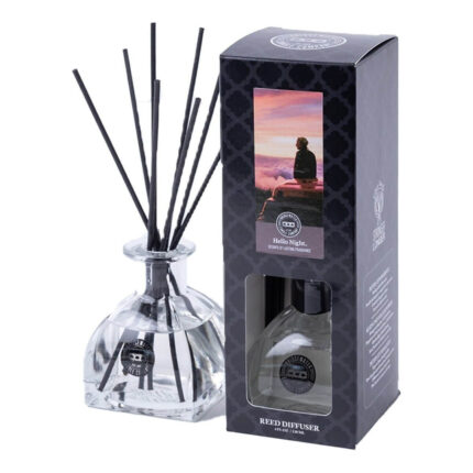 Hello Night Reed Diffuser mit schwarzen Duftstäbchen neben bedruckter Verpackung