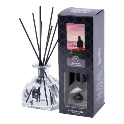 Hello Night Reed Diffuser mit schwarzen Duftstäbchen neben bedruckter Verpackung