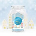Hello Winter Kerze im Glas mit winterlicher Häuserillustration und weißer Schleife
