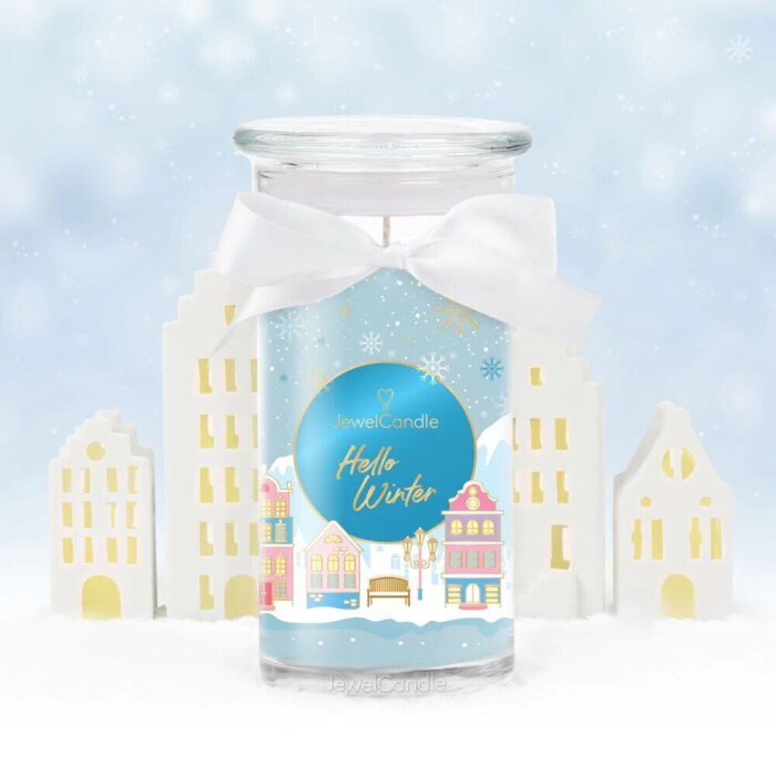 Hello Winter Kerze im Glas mit winterlicher Häuserillustration und weißer Schleife
