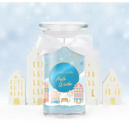 Hello Winter Kerze im Glas mit winterlicher Häuserillustration und weißer Schleife