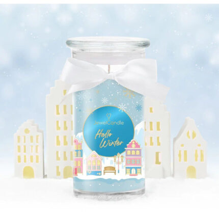 Hello Winter Kerze im Glas mit weißer Schleife und winterlicher Häuserillustration