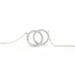 Schmuckarmband mit ineinandergreifenden Ringen und feinen Schmucksteinen