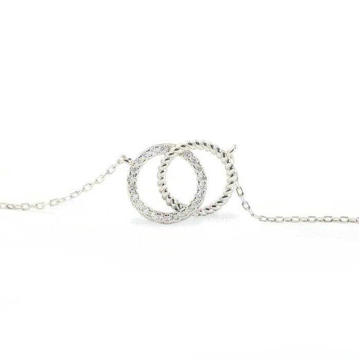 Schmuckarmband mit ineinandergreifenden Ringen und feinen Schmucksteinen