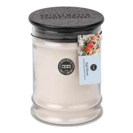 High Bloom Kerze im Glas mit dunklem Deckel und floralem Etikett