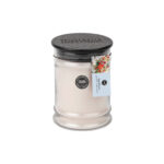 High Bloom Kerze im Glas mit dunklem Deckel und floralem Etikett