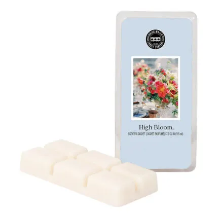 High Bloom Duftwachs mit Verpackung und mehreren cremefarbenen Wachsblöcken