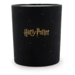 Schwarze Kerzenrückseite mit goldenem Harry-Potter-Schriftzug und Sternen