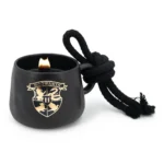 Schwarze Hogwarts Tassenkerze mit brennender Flamme und Seilgriff