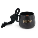 Schwarze Harry-Potter-Tassenkerze mit sichtbarem Holzdocht und Seilgriff