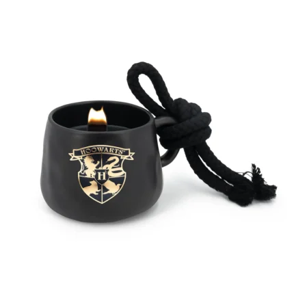 Schwarze Hogwarts Tassenkerze mit brennender Flamme und Seilgriff