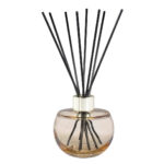 Nahaufnahme des runden Diffusers mit schwarzen Duftstäbchen und Metallverschluss