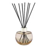 Nahaufnahme des runden Diffusers mit schwarzen Duftstäbchen und Metallverschluss