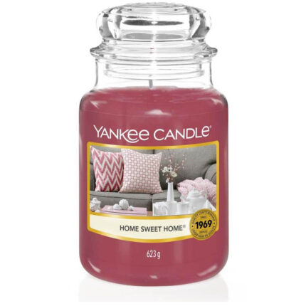 Rote Yankee Candle im Glas mit transparentem Deckel und Etikett