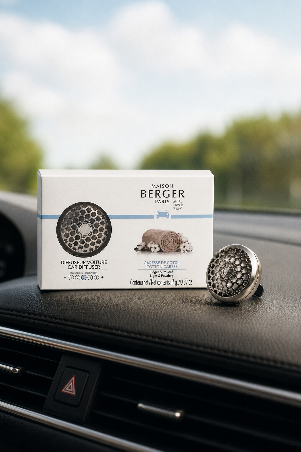 Maison Berger Autodiffusor und Verpackung auf dem Armaturenbrett eines Autos