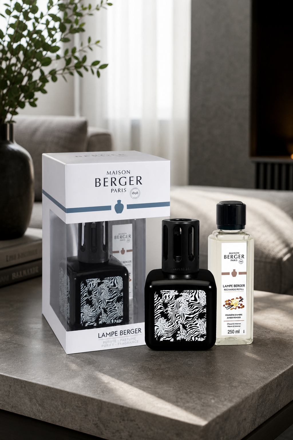 Lampe Berger Set mit Verpackung und Nachfüllflasche auf einem Tisch