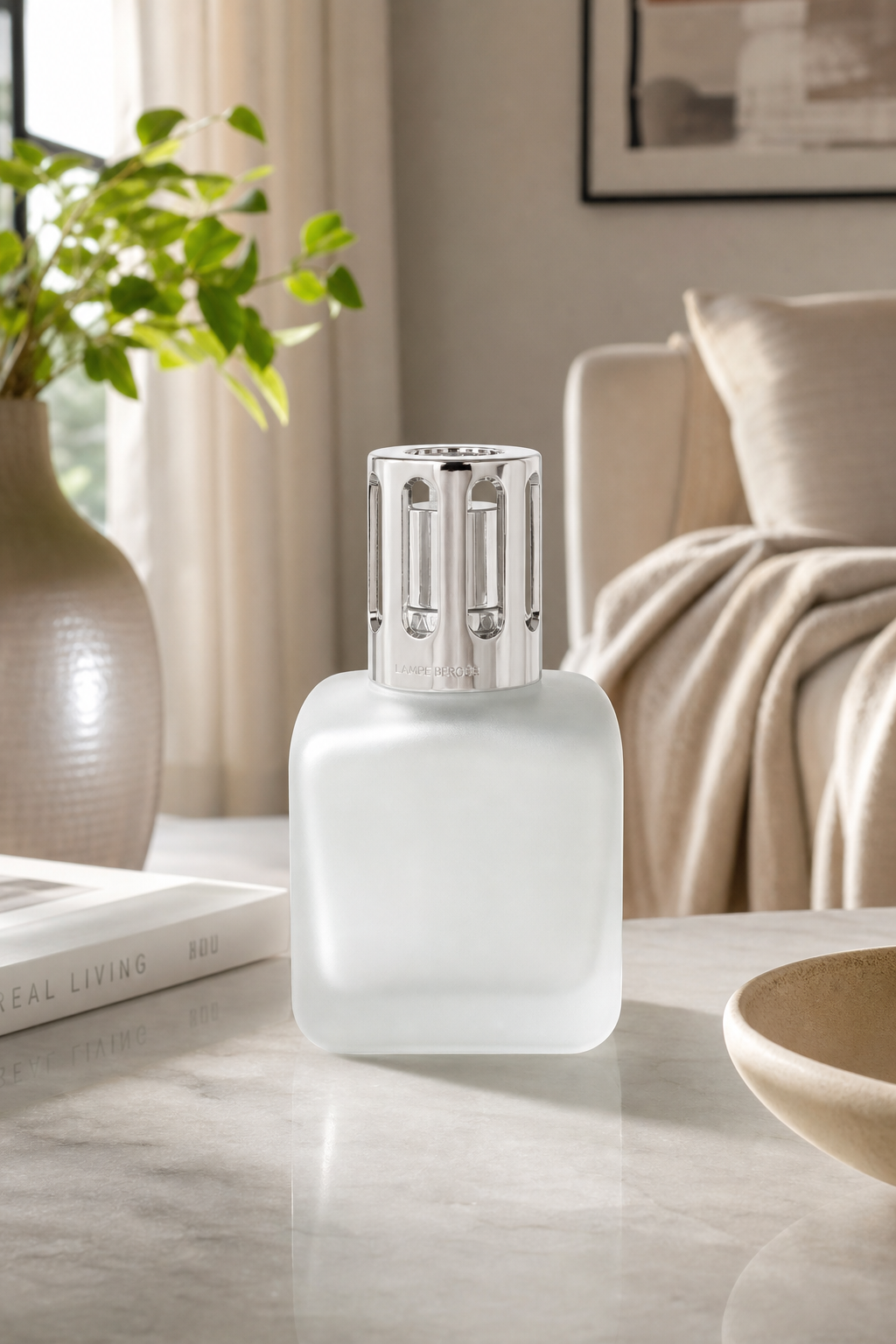 Weiße Lampe Berger steht auf einem Tisch in einem Wohnraum