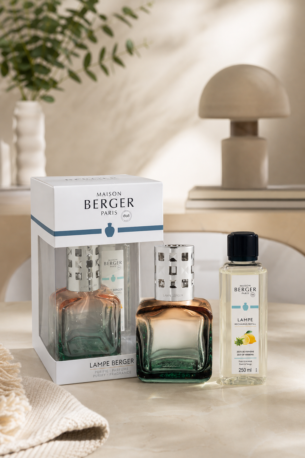 Lampe Berger Geschenkset mit Nachfüllflasche auf einem Wohnzimmertisch