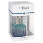 Türkis-blaue Lampe Berger in weißer Maison-Berger-Paris-Geschenkverpackung