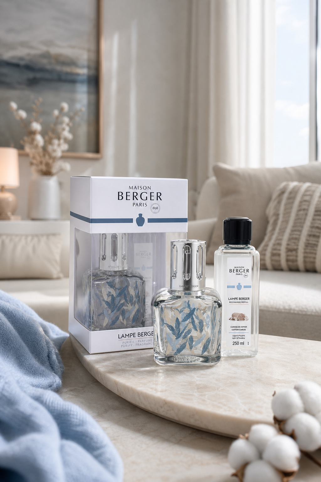 Lampe Berger Geschenkset mit Nachfüllflasche auf einem Wohnzimmertisch