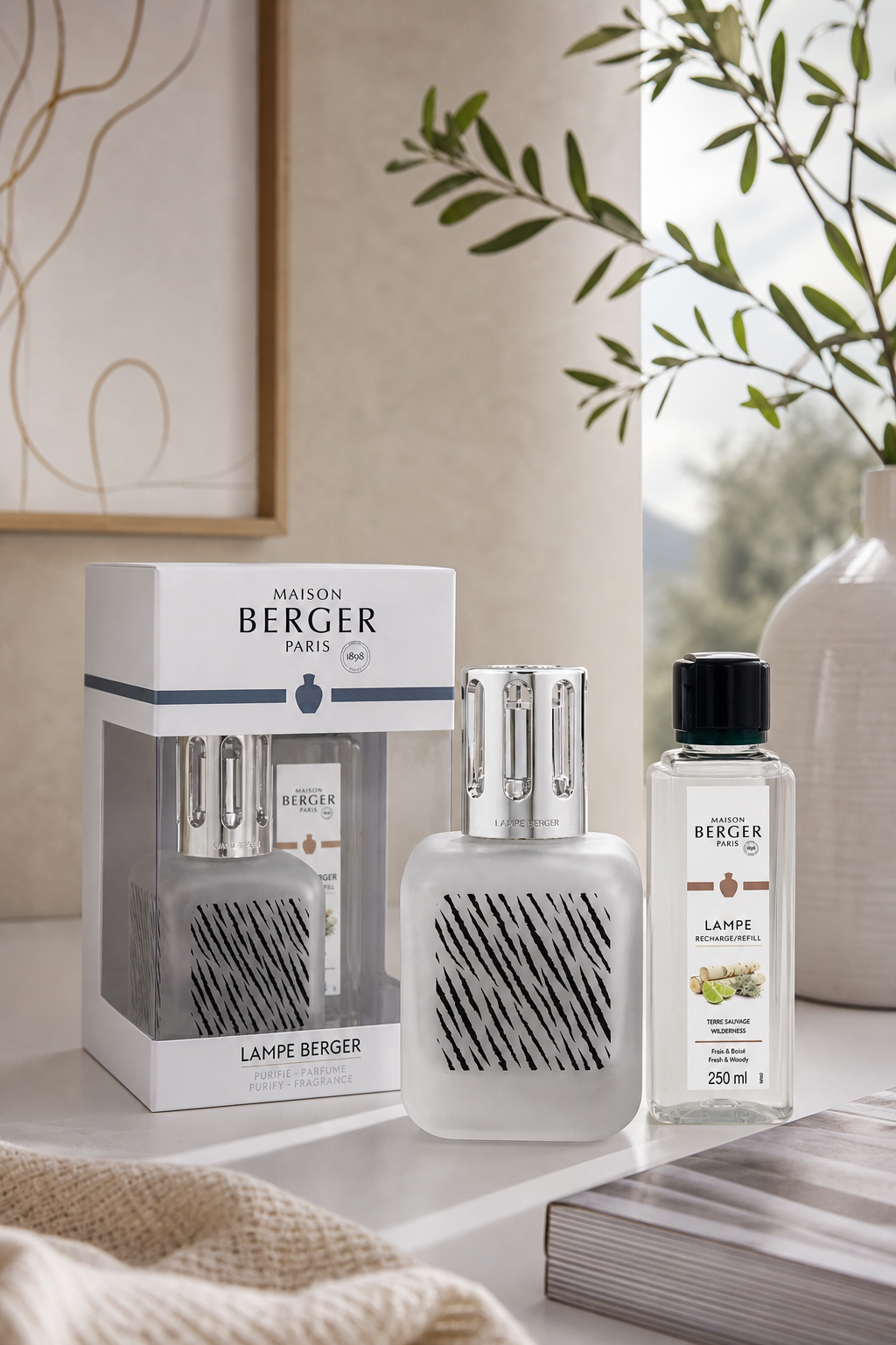 Maison Berger Lampe mit Verpackung und Nachfüllflasche auf einem Tisch