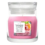 Yankee Candle Iced Berry Lemonade Kerze im Glas vor weißem Hintergrund