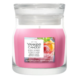 Yankee Candle Iced Berry Lemonade Kerze im Glas vor weißem Hintergrund