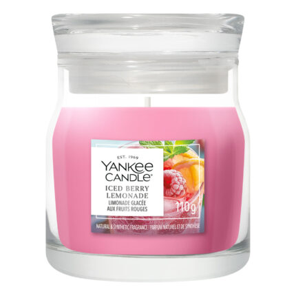 Yankee Candle Iced Berry Lemonade Kerze im Glas vor weißem Hintergrund