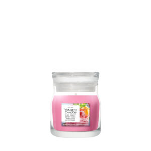 Yankee Candle Iced Berry Lemonade Kerze im Glas vor weißem Hintergrund