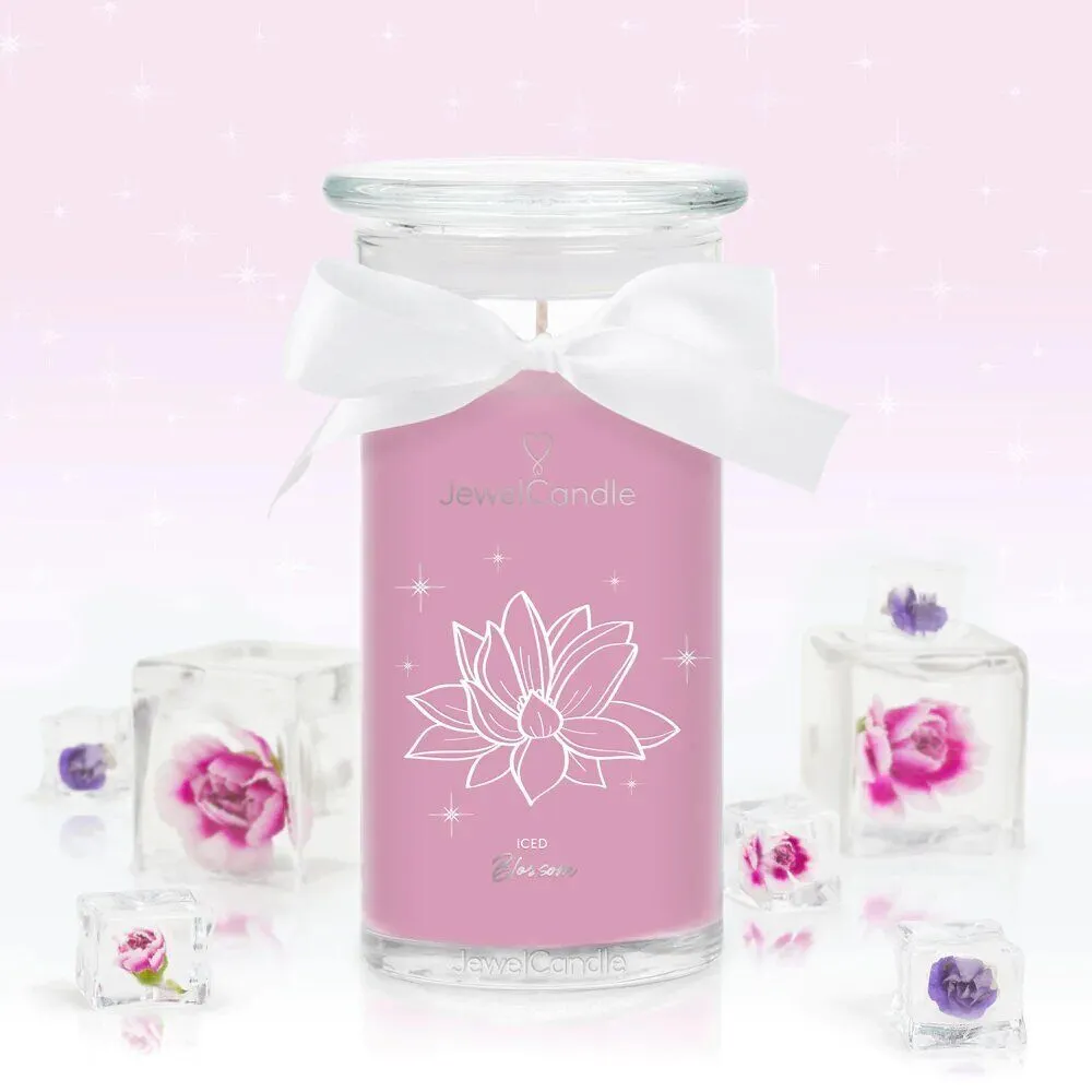 Iced Blossom Kerze mit Schleife Rosa JuwelKerze mit weißer Schleife und Blumenmotiv