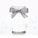 Dekorative JuwelKerze ICONIC Premium Edition im Glas mit silberner Schleife