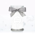 Dekorative JuwelKerze ICONIC Premium Edition im Glas mit silberner Schleife