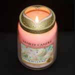 Herzförmiger Illuma-Lid auf brennender Yankee-Candle-Kerze