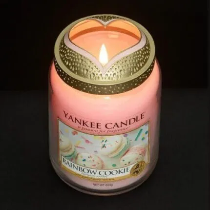 Herzförmiger Illuma-Lid auf brennender Yankee-Candle-Kerze