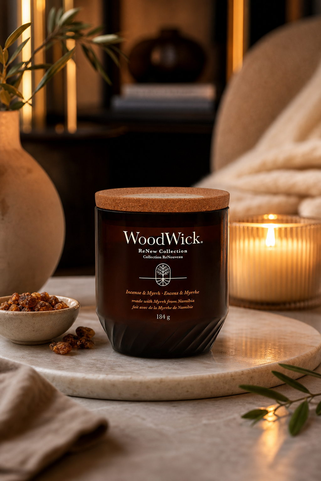 WoodWick Incense & Myrrh Kerze neben Schale mit sichtbaren Harzstücken