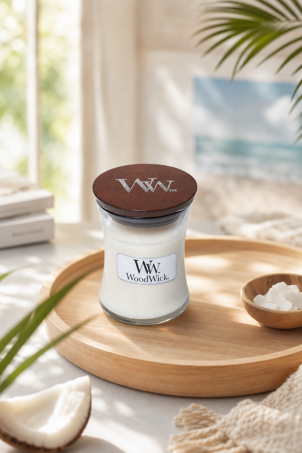 WoodWick Kerze mit Deckel auf einem Holztablett in Wohnumgebung