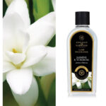 Ashleigh & Burwood Duftöllasche mit Jasmin-und-Tuberose-Etikett vor Blütenmotiv